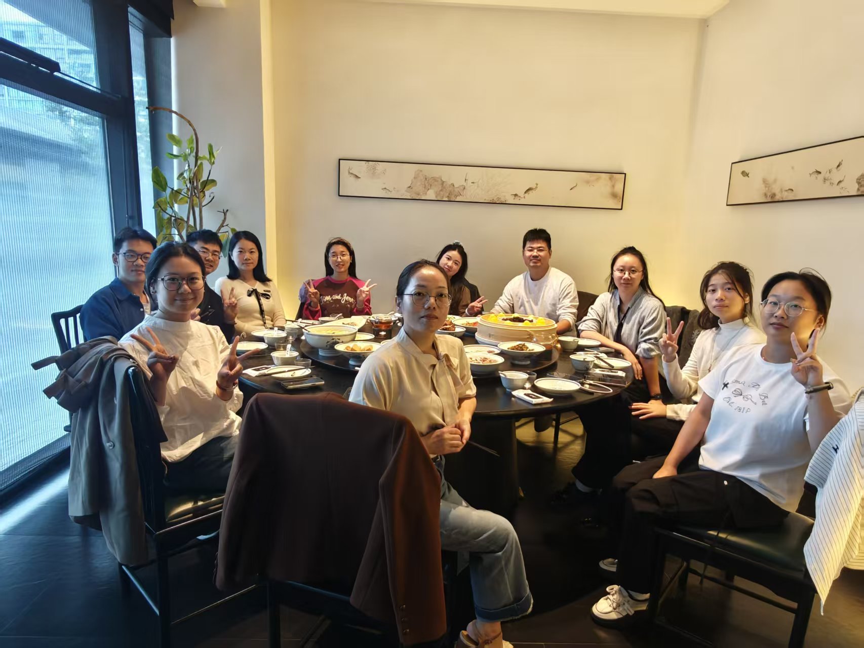 มีสมาธิและปีนขึ้นไปบนยอดเขา หัวเราะ และพูดคุยเกี่ยวกับมิตรภาพ - กิจกรรมการสร้างทีม North Peak ของบริษัทได้สิ้นสุดลงแล้ว