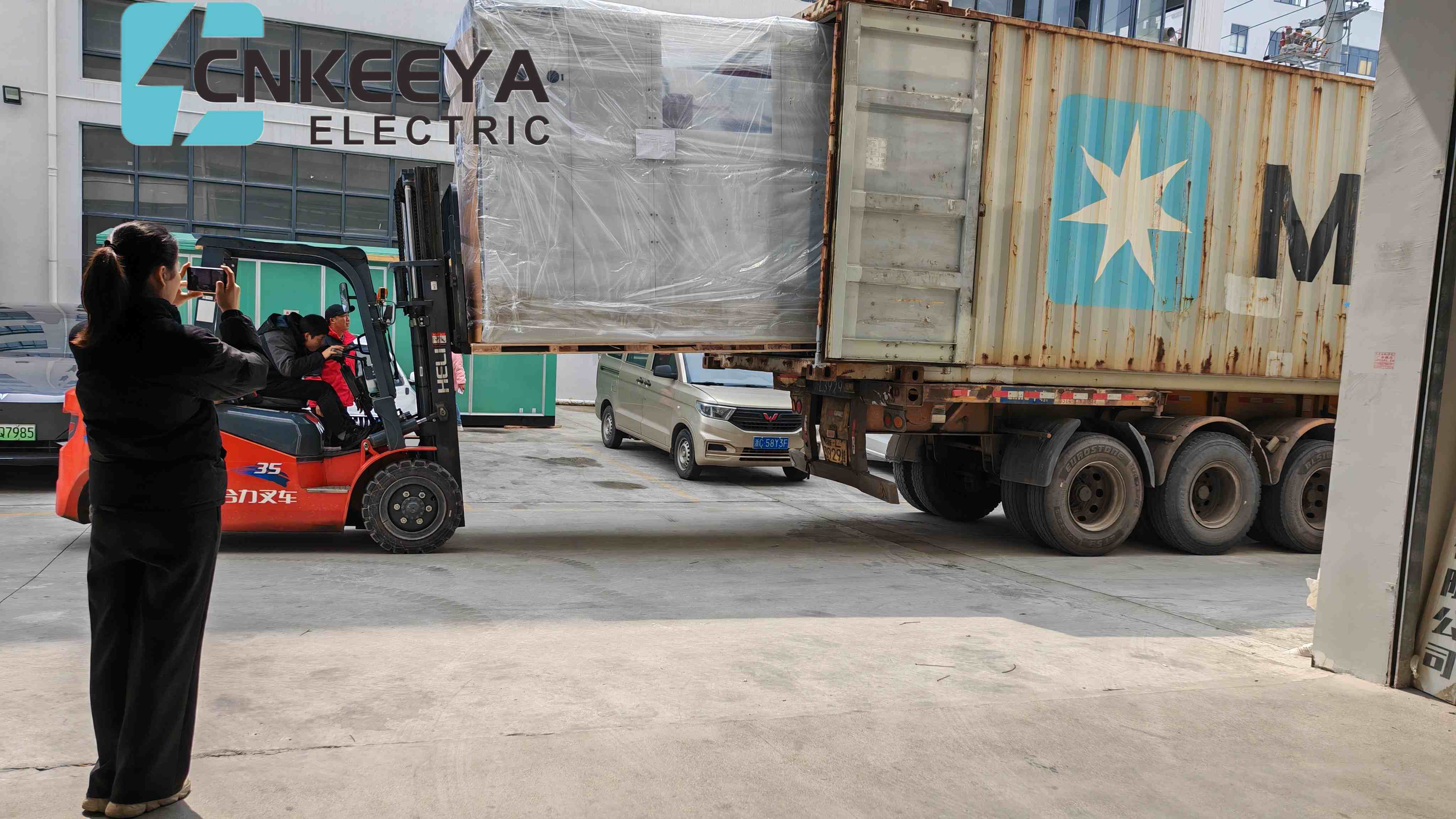 ตู้ KYN61 จำนวน 4 ตู้จากบริษัทได้รับการบรรทุกและจัดส่งเรียบร้อยแล้ว เพื่อช่วยในการก่อสร้างโครงการโรงไฟฟ้าสำหรับลูกค้าชาวยูเครน